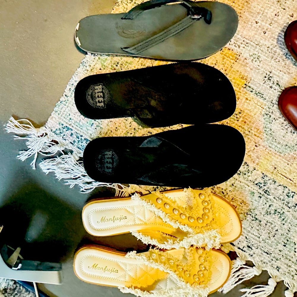 3 pairs of flip flops, Rainbows and Reefs. Selling together.